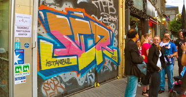 Graffiti Bombing in Istanbul - Photo by Screbel - scr, crew, screw