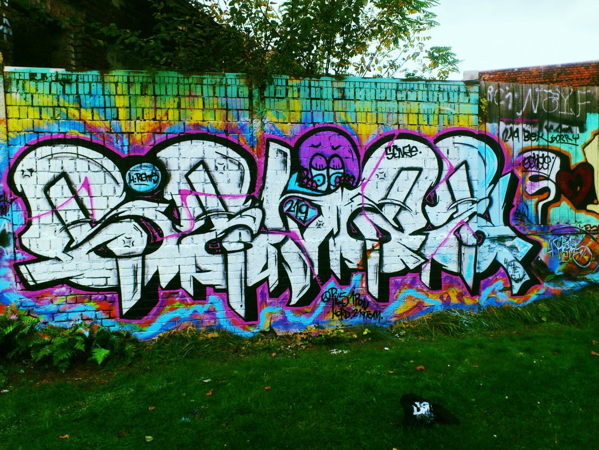 Graffiti Wall - Photo by Senze - Senze, One, man (2013)