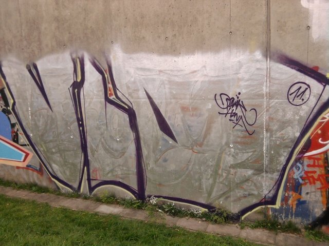 Graffiti Bombing - Photo by Shizzler - VLD