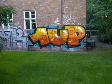 Graffiti Bombing - Photo by Shizzler - 1UP (2014)