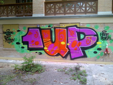 Graffiti Bombing - Photo by Shizzler - 1UP (2014)