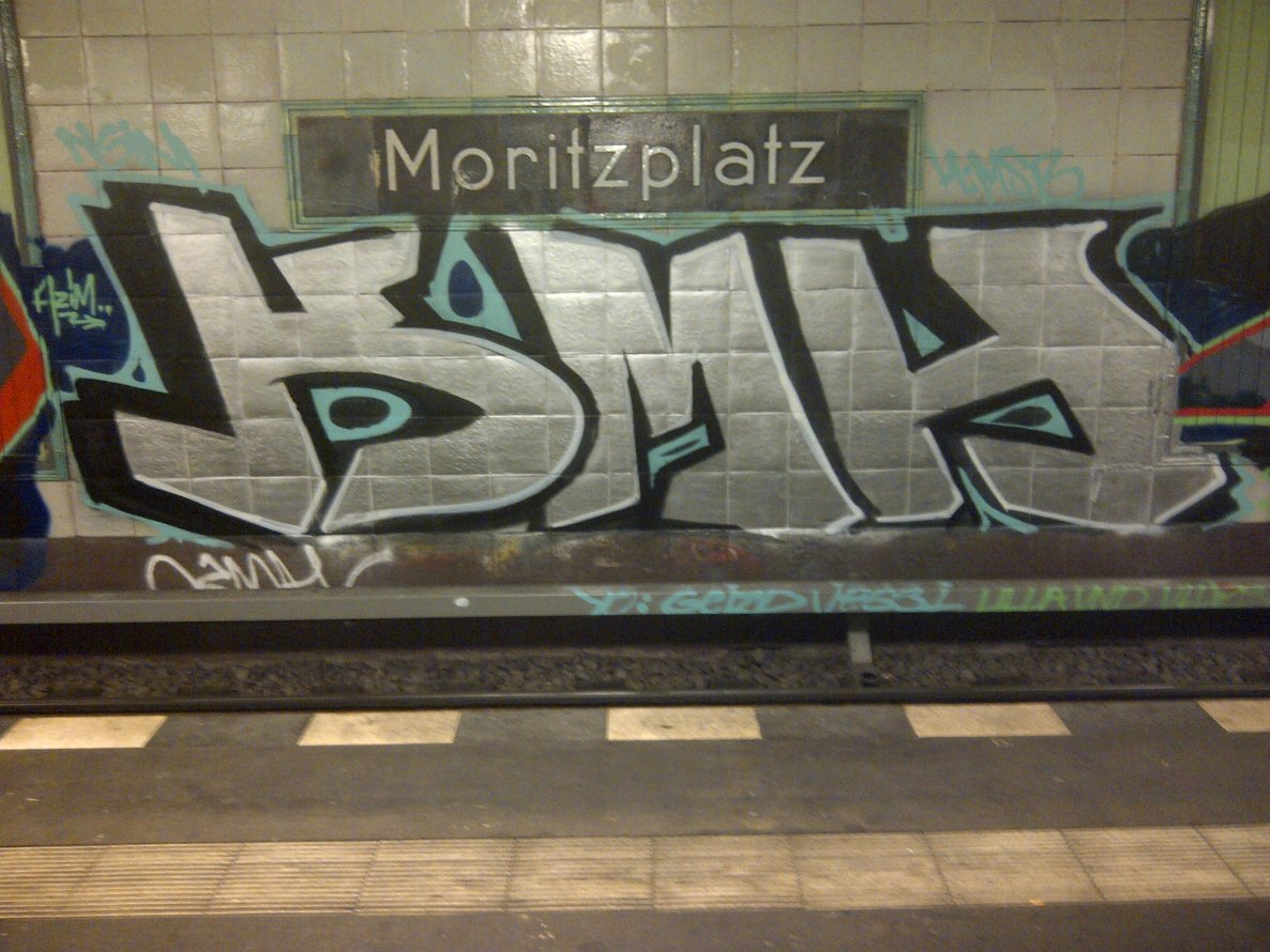 Graffiti Bombing - Photo by Shizzler - KMH (2014)