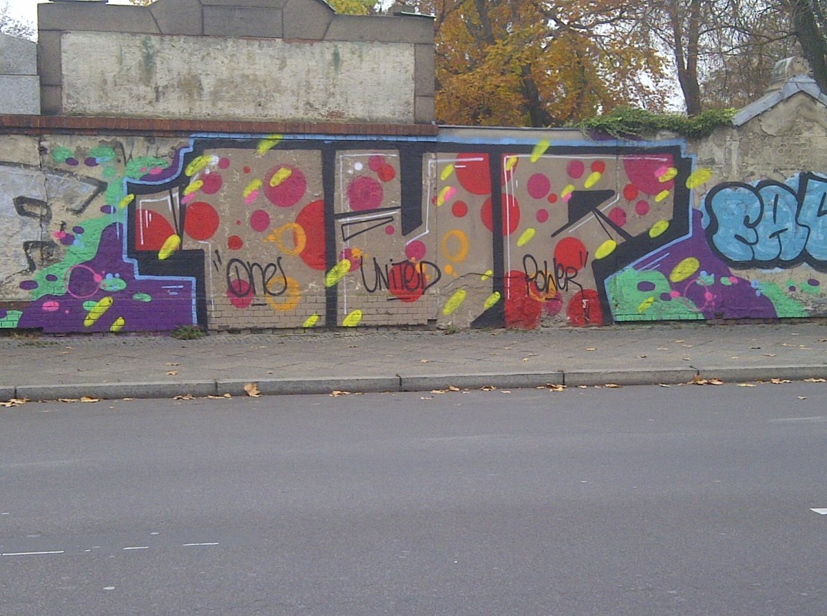 Graffiti Bombing - Photo by Shizzler - 1UP