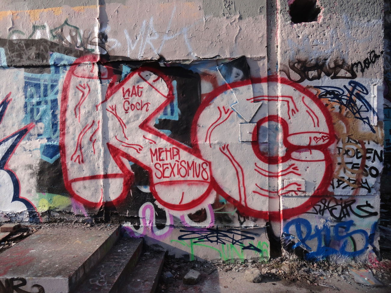 Graffiti Bombing - Photo by Shroom - KClove