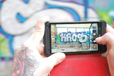 Graffiti Wall - Photo by Silverone1 - kros (2013)