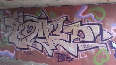 Graffiti Wall - Photo by Silversurfer - omez, lbm, ros (2014)