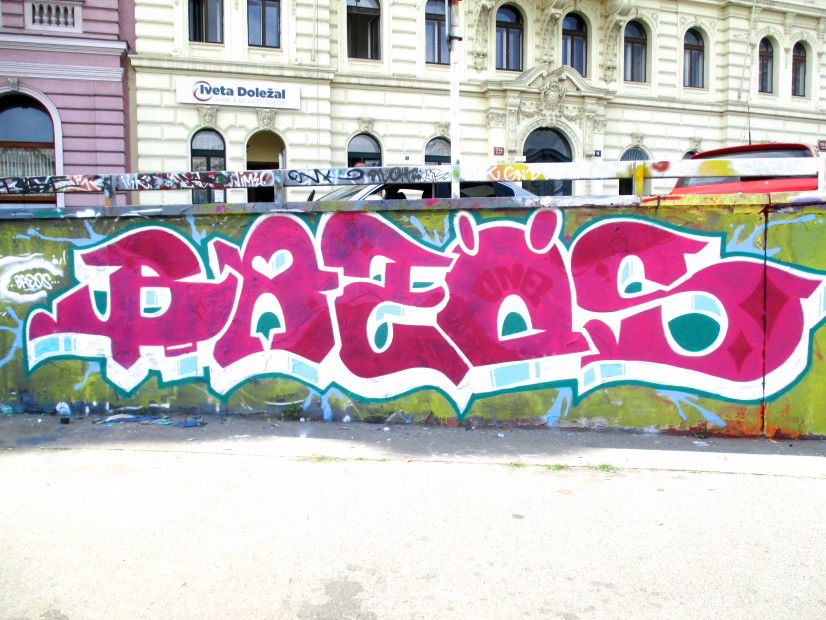 Graffiti Wall in Prague - Photo by SirJankins - Baeos, Prag, sunshine (2013)