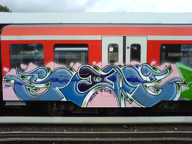 Graffiti Train in Hamburg - Photo by Sirg - score, rdk, toner