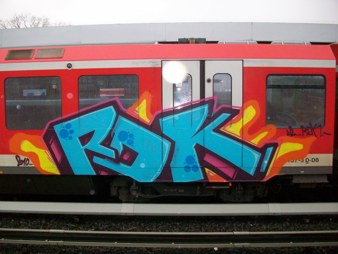 Graffiti Train in Hamburg - Photo by Sirg - rdk, wl, widerstand (2010)