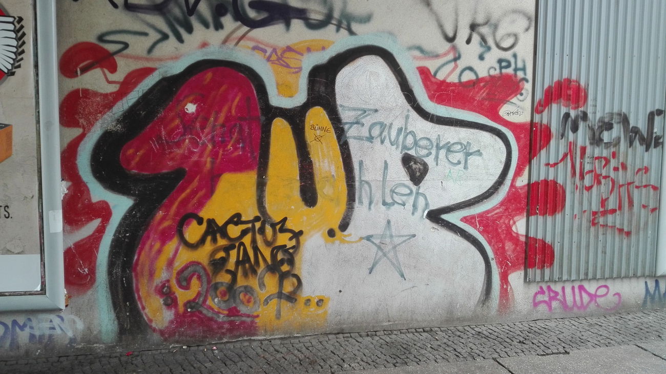 Graffiti Bombing in Alexanderplatz - Photo by Skirmos - 1up, Berlin, Alexanderplatz