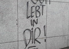 Graffiti Artwork - Photo by Skirmos - Gott, lebt, in (2016)