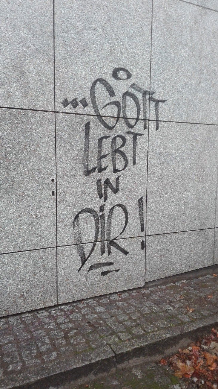 Graffiti Artwork - Photo by Skirmos - Gott, lebt, in (2016)