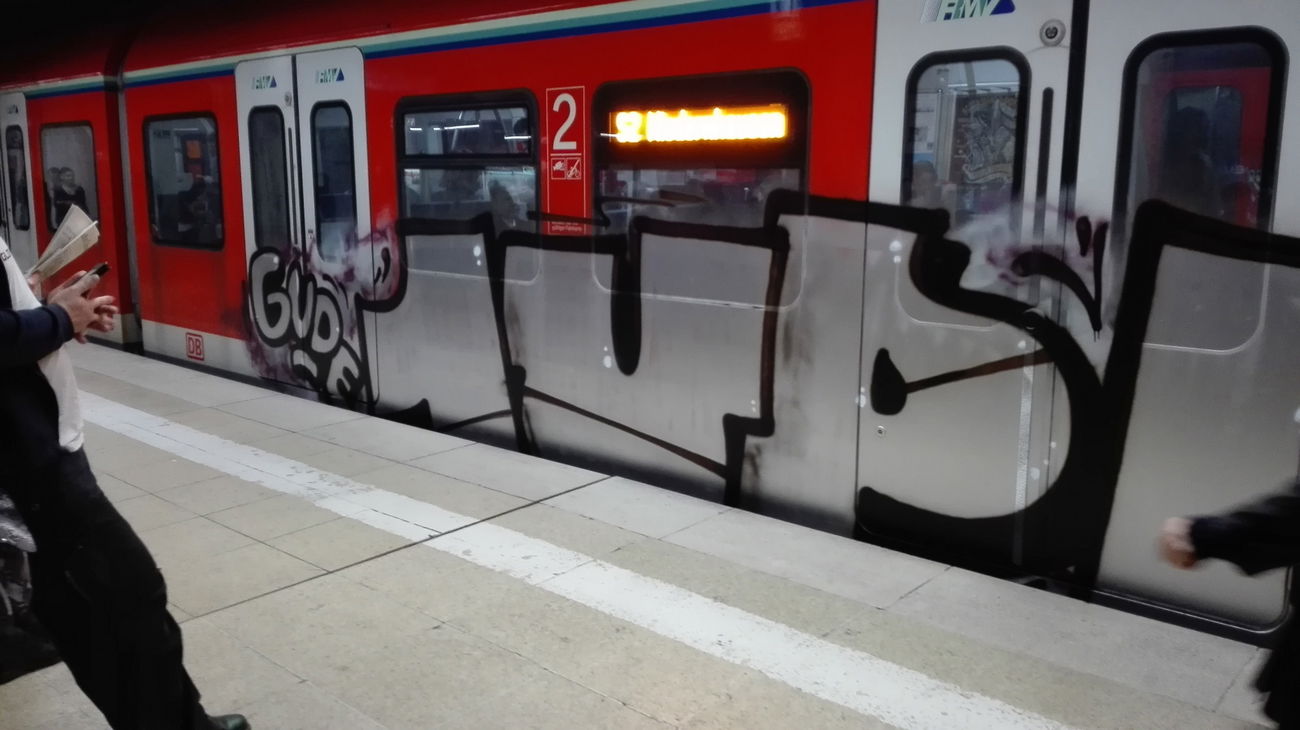 Graffiti Train - Photo by Skirmos - 1up, hauptwache, frankfurt (2016)