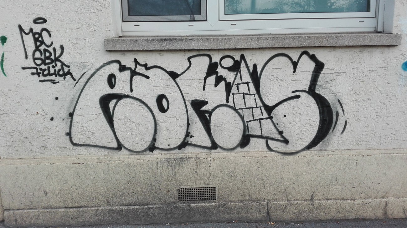 Graffiti Wall - Photo by Skirmos - Rakis, Throwup (2016)