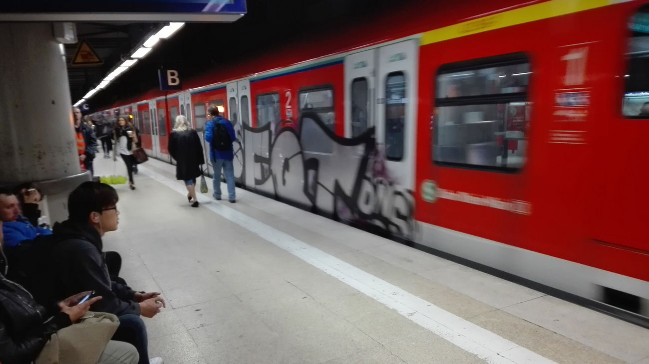 Graffiti Train - Photo by Skirmos - eqt, dns, 1up (2016)