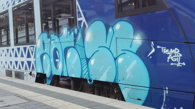 Graffiti Train - Photo by Skirmos - Rakis, vlexx, Blue (2016)