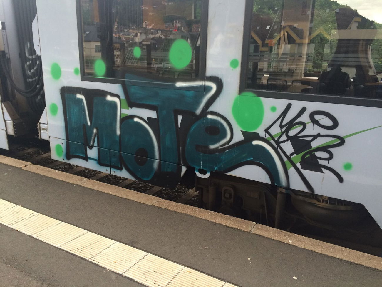 Graffiti Train - Photo by Skirmos - Vlexx (2016)