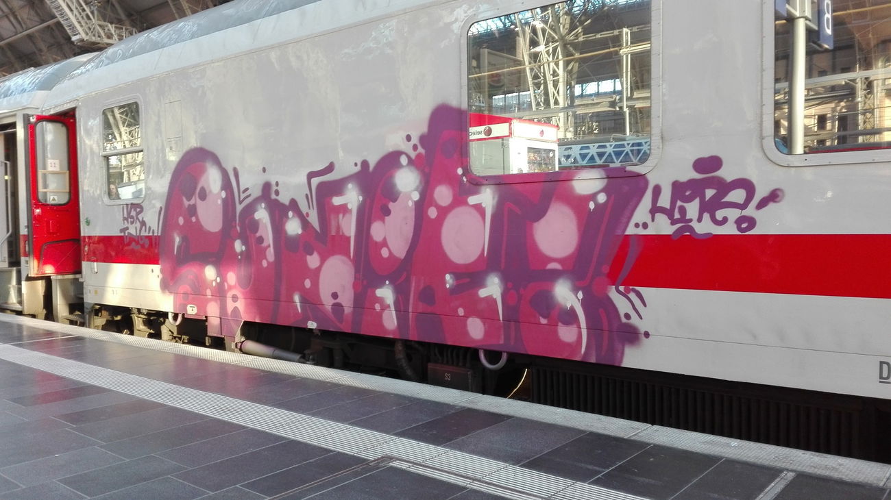 Graffiti Train - Photo by Skirmos - Frankfurt, Hbf (2016)