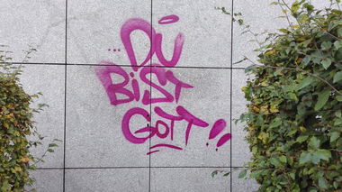 Graffiti Artwork - Photo by Skirmos - Tag, Du, bist (2016)