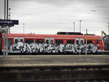 Graffiti Train in Stuttgart hauptbahnhof  - Photo by Skirmos (2017)