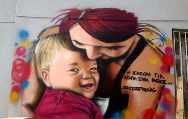 Graffiti Wall in Kalamata - Photo by Skitsofrenis - mother, child, tenderness