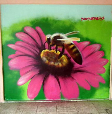 Graffiti Street Art in Kalamata - Photo by Skitsofrenis - bee, flower (2012)