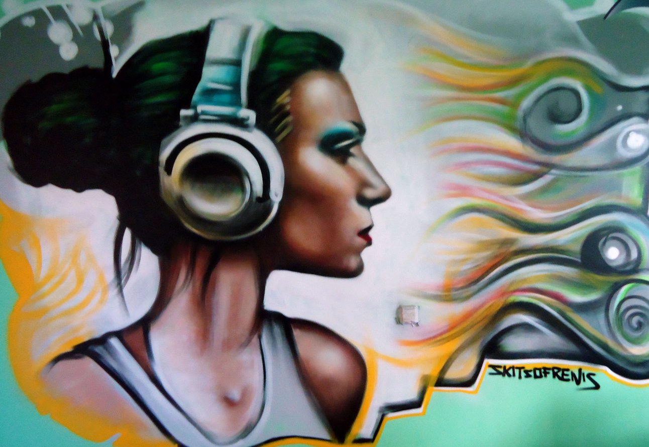 Graffiti Wall - Photo by Skitsofrenis - girl, headphones, realism
