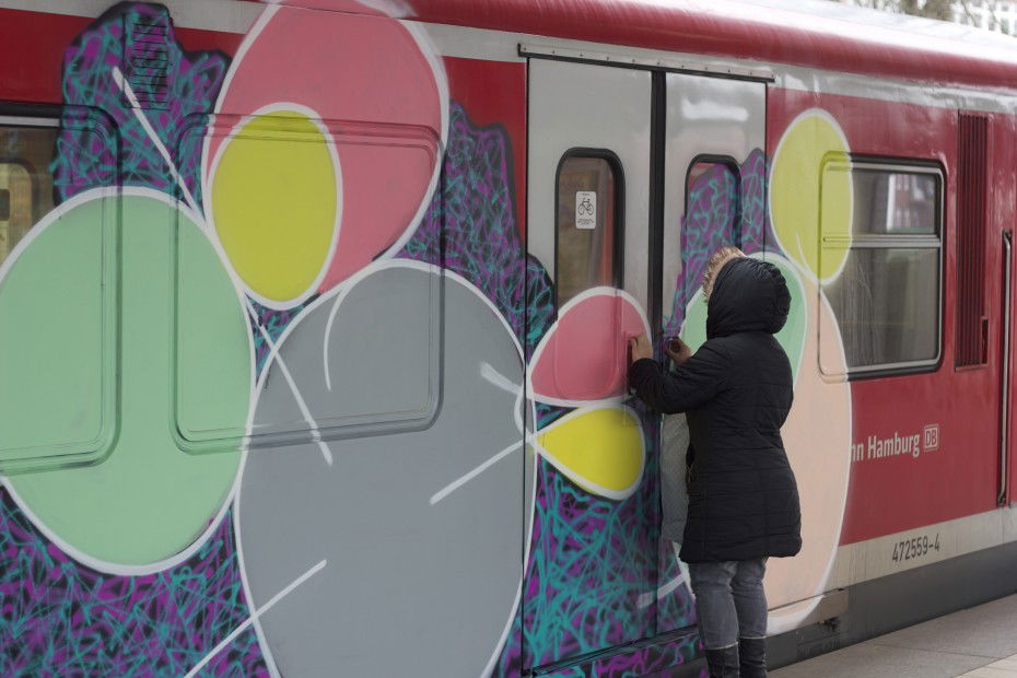 Graffiti Train in Hamburg - Photo by Sondaarschuleee