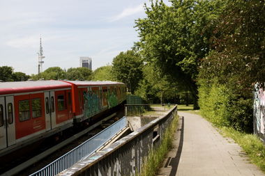 Graffiti Train in Hamburg - Photo by Sondaarschuleee