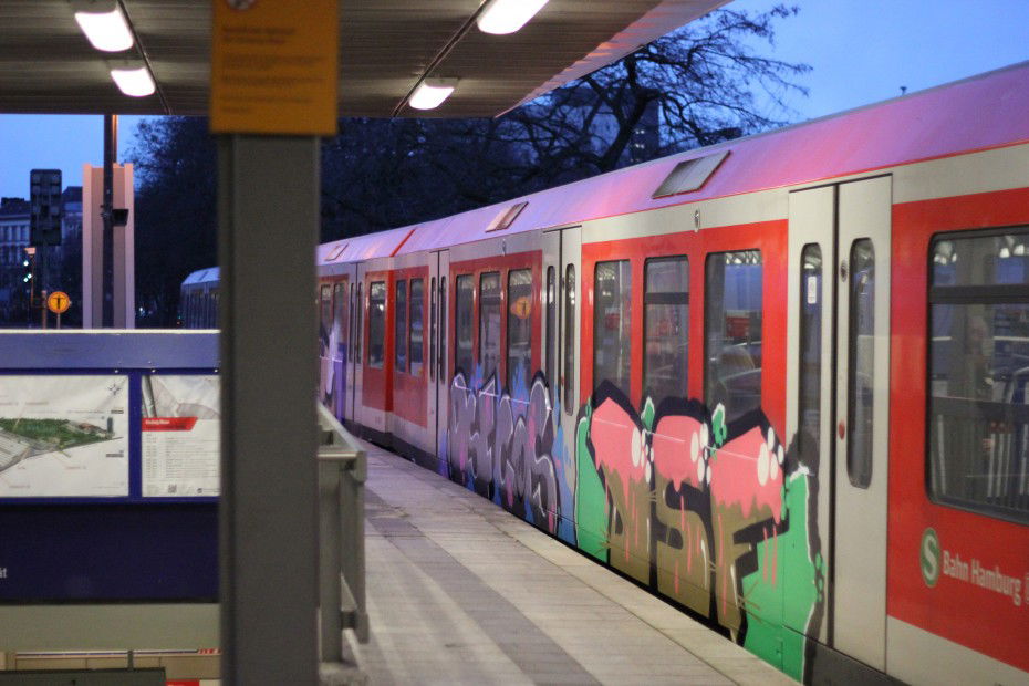 Graffiti Train in hamburg - Photo by Sondaarschuleee