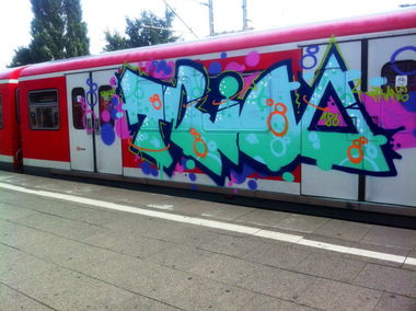 Graffiti Train in Hamburg - Photo by Sondaarschuleee - trica