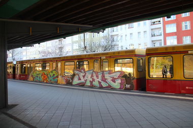 Graffiti Train in Berlin - Photo by Sondaarschuleee