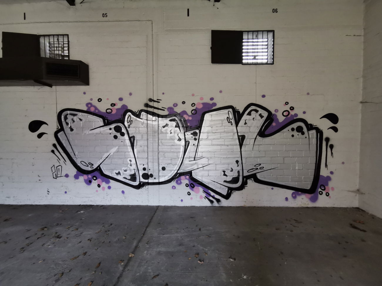 Graffiti Wall - Photo by Soulone - chrome, monochrome, graffiti (2020)