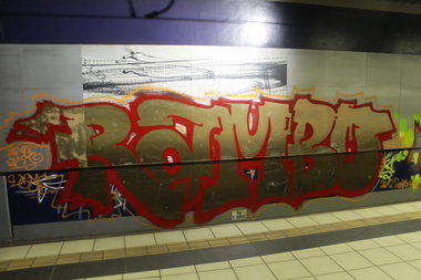 Graffiti Bombing in Köln - Photo by Spie23 - aboe, is, dead (2012)
