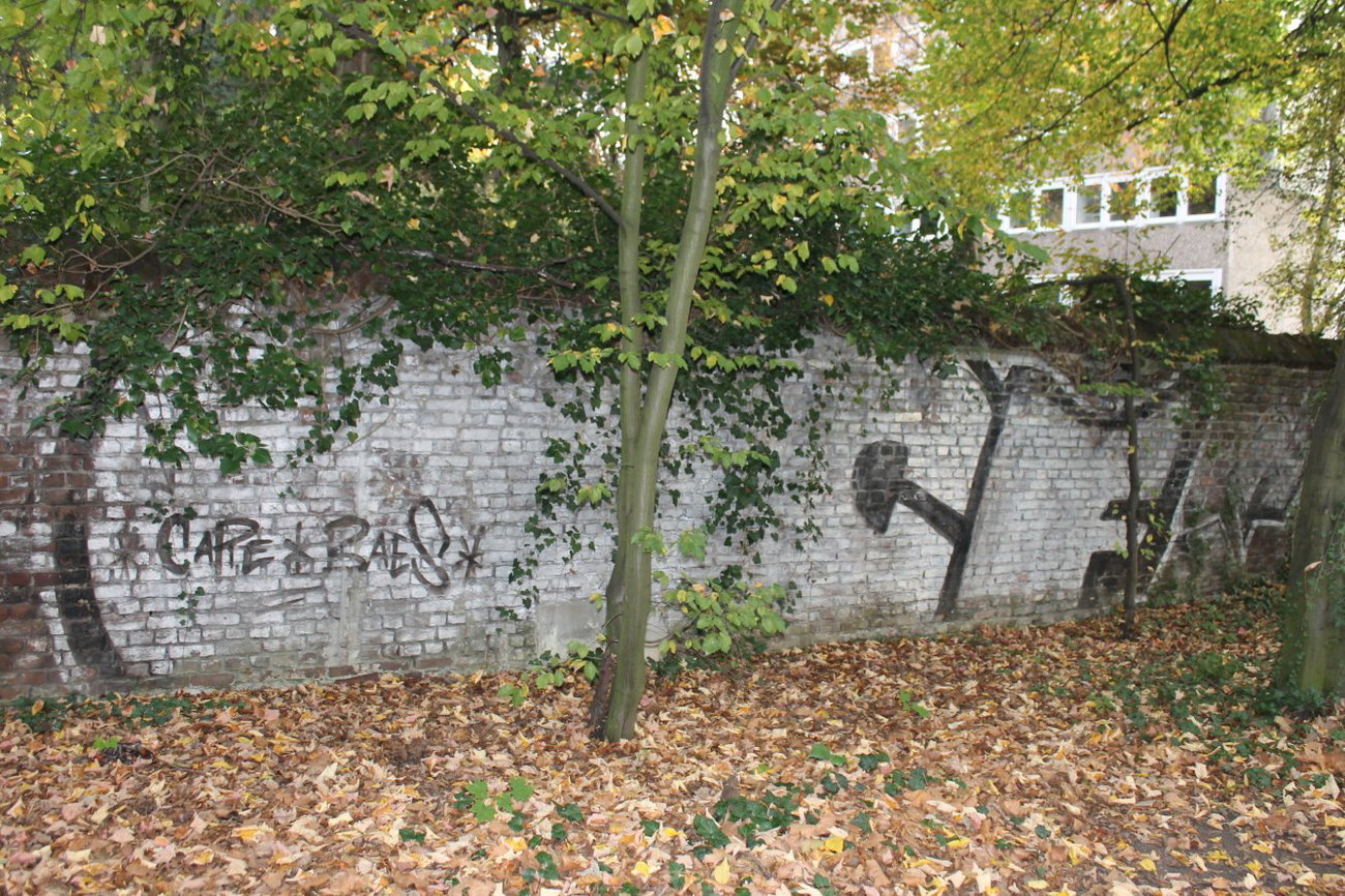 Graffiti Bombing in Köln - Photo by Spie23 - care, baes, cf