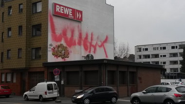 Graffiti Bombing - Photo by Spie23 - nbr, hund, king (2014)