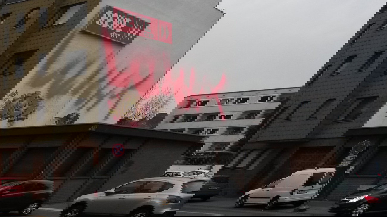 Graffiti Bombing - Photo by Spie23 - nbr, hund, king (2014)