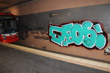 Graffiti Bombing in Köln - Photo by Spie23 - teos, heys, nc (2012)