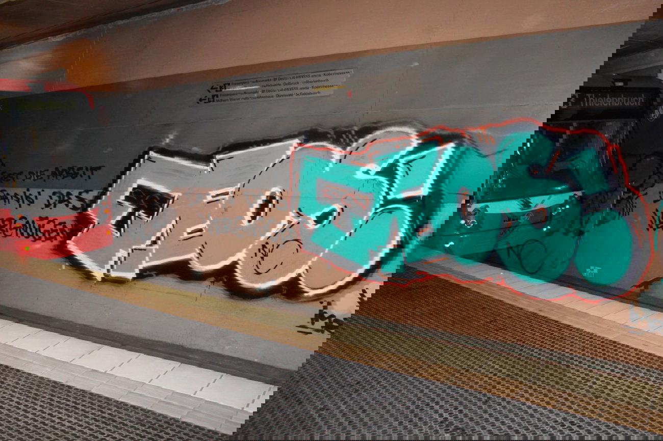 Graffiti Bombing in Köln - Photo by Spie23 - teos, heys, nc (2012)