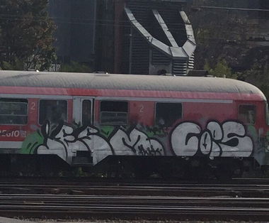 Graffiti Train in Köln hbf - Photo by Spie23 - jesm, cops (2015)