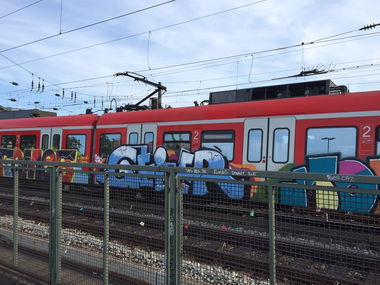 Graffiti Train in Köln hbf - Photo by Spie23 - tomes, dfv, 354 (2015)