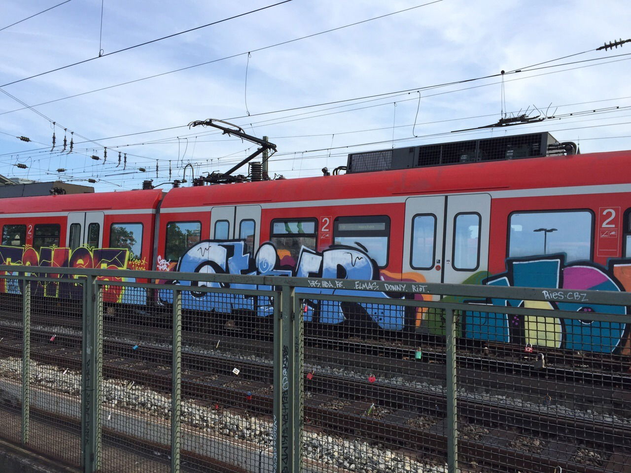 Graffiti Train in Köln hbf - Photo by Spie23 - tomes, dfv, 354 (2015)