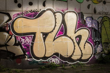 Graffiti Bombing in Köln - Photo by Spie23 - tlh, pose