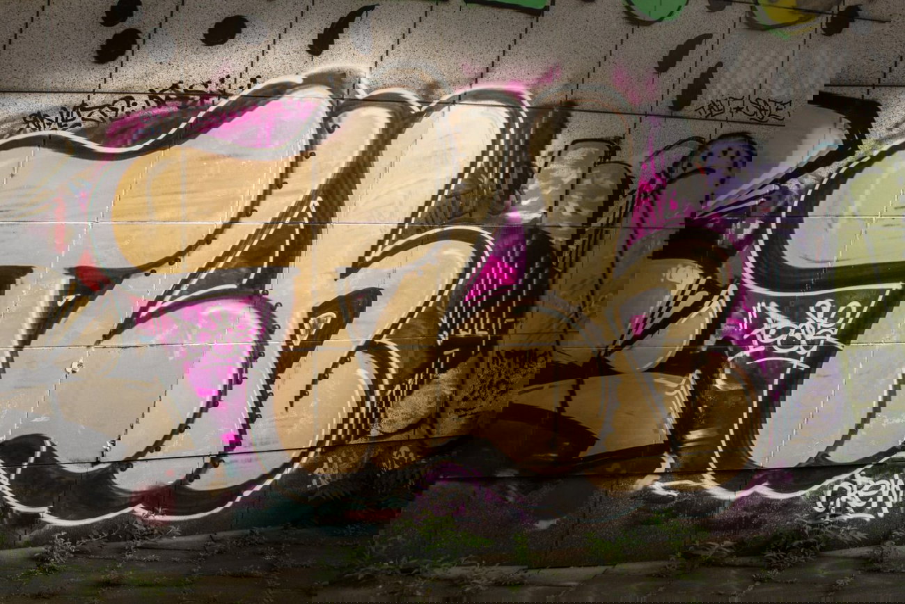 Graffiti Bombing in Köln - Photo by Spie23 - tlh, pose