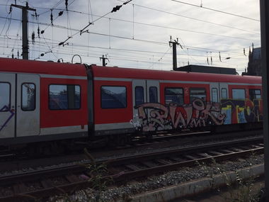 Graffiti Train in Köln hbf - Photo by Spie23 - zwik, imr, tomes (2015)