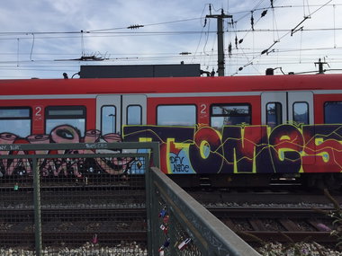 Graffiti Train in Köln hbf - Photo by Spie23 - zwik, imr, tomes (2015)