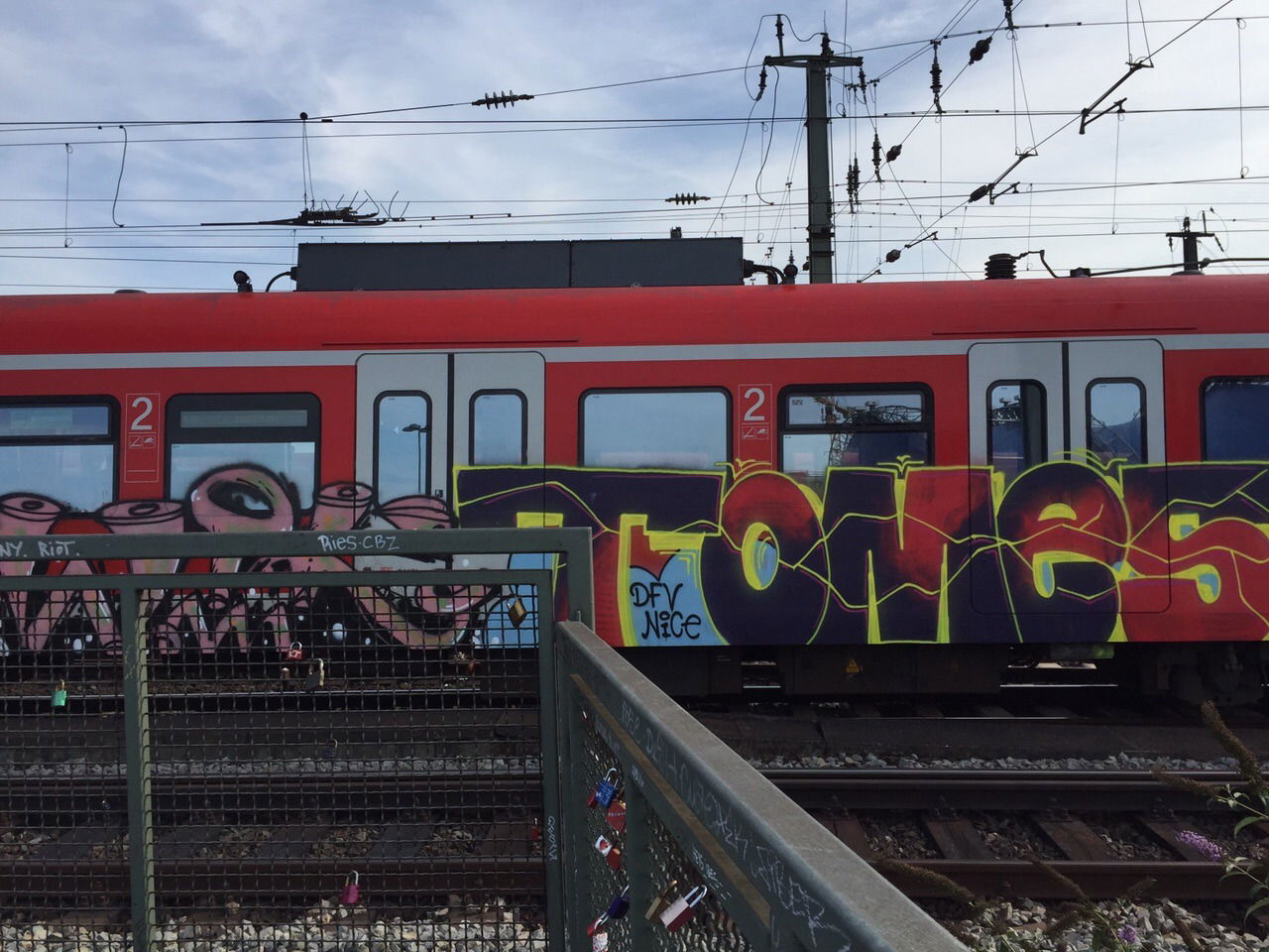 Graffiti Train in Köln hbf - Photo by Spie23 - zwik, imr, tomes (2015)