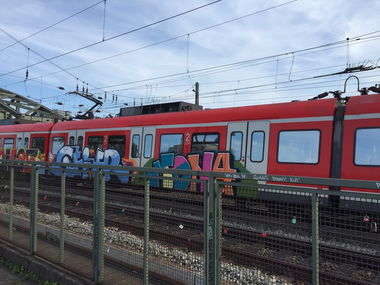 Graffiti Train in Köln hbf - Photo by Spie23 - tomes, dfv, 354 (2015)