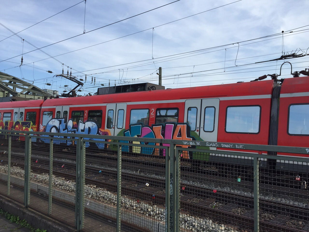 Graffiti Train in Köln hbf - Photo by Spie23 - tomes, dfv, 354 (2015)