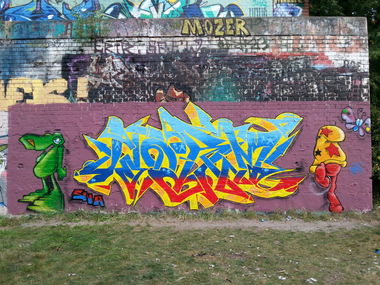 Graffiti Wall - Photo by StanLee - swa, bdtn, worm